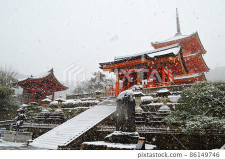 Kiyomizu-dera West Gate, Kyoto City, where it snowed in the early morning of January Kiyomizu-dera West Gate, Kyoto City, where it snowed in the early morning of January 86149746
