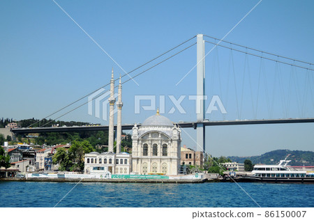 土耳其伊斯坦布爾博斯普魯斯海峽遊輪出境1號線博斯普魯斯海峽大橋和Ortakoy Mecidiye Ji 土耳其伊斯坦布爾博斯普魯斯海峽遊輪出境1號線博斯普魯斯海峽大橋和Ortakoy Mecidiye Ji 86150007