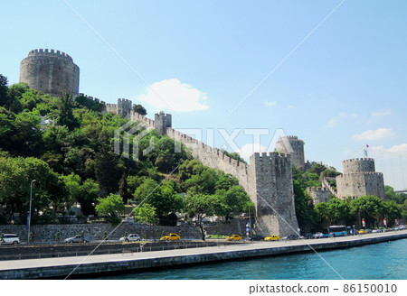 土耳其伊斯坦布爾博斯普魯斯海峽遊輪出境魯梅利堡壘 土耳其伊斯坦布爾博斯普魯斯海峽遊輪出境魯梅利堡壘 86150010