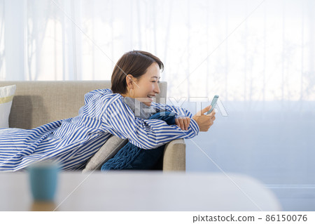 Sofa relaxing 30's female profile 86150076