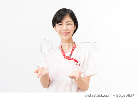 粉紅色花卉磨砂膏的年輕女護士（白色背景） 86150634