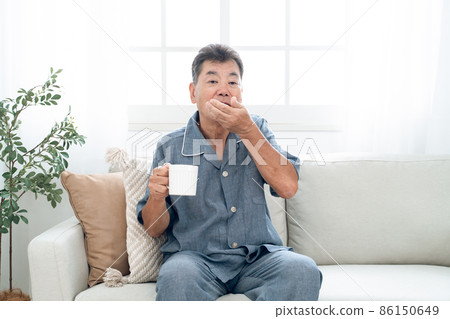 Elderly men drinking medicine 86150649
