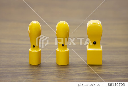 一組 3 種類型的木製創業印章的圖像 86150703