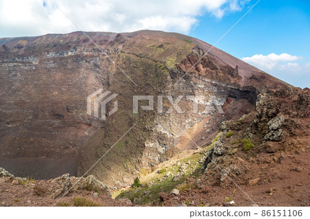 Vesuvius volcano crater 86151106
