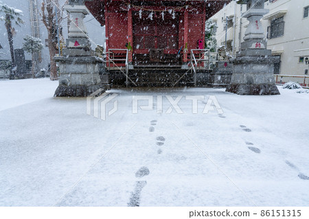 留在新雪中的人們的腳步 留在積雪的神社入口的參拜者的腳步 留在新雪中的人們的腳步 留在積雪的神社入口的參拜者的腳步 86151315