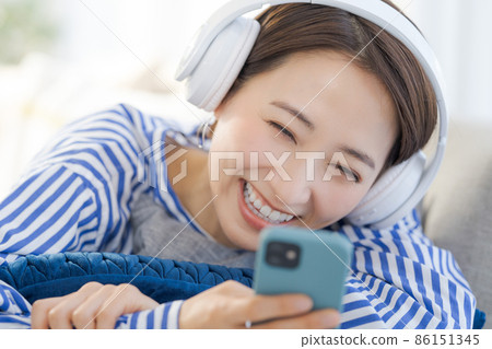 耳機讓 30 多歲的女性放鬆 耳機讓 30 多歲的女性放鬆 86151345