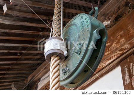 鳥口掛在寺廟的屋簷上 86151363