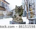 Snow-covered guardian dog The snow scene of the snow shrine that falls on the guardian dog 86151598