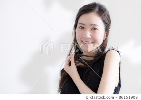 女性肖像：沐浴在夏日陽光下的女人 86151909