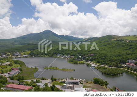 夏季從久磨山高原的白樺湖金星線無人機鳥瞰圖 86151920