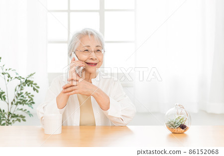 打電話給智能手機的年長女性 86152068