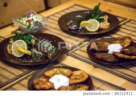 Fried fish with fresh lemon Fried fish with fresh lemon 86152411