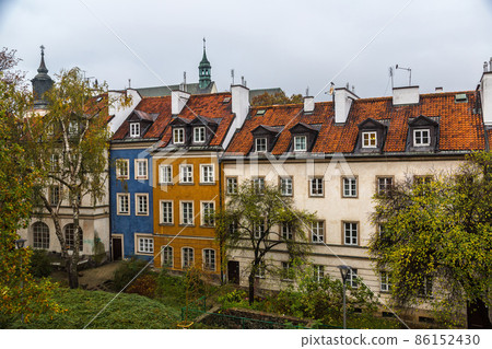 Old town sqare in Warsaw 86152430