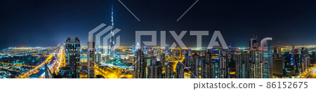 Panorama of Dubai at night 86152675