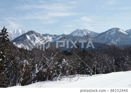柴田市赤谷區周圍的冬季山景 86152840