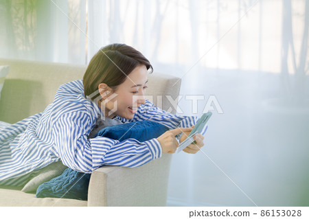 Cashless payment, female in her 30s 86153028