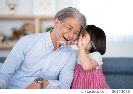 爺爺和孫子在偷偷說話 86153086
