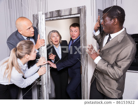 Businesspeople shutting door Businesspeople shutting door 86153922