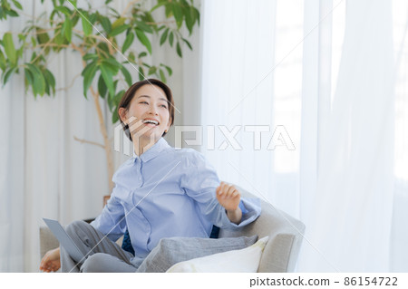 Telework sofa female in her 30s Telework sofa female in her 30s 86154722