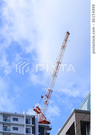 活躍在建築施工現場的起重機 活躍在建築施工現場的起重機 86154999