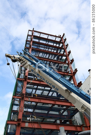 活躍在建築施工現場的起重機 活躍在建築施工現場的起重機 86155000