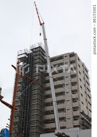 活躍在建築施工現場的起重機 86155001