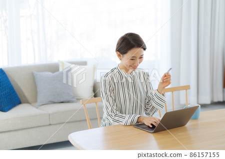 Credit card PC Female in her 30s 86157155