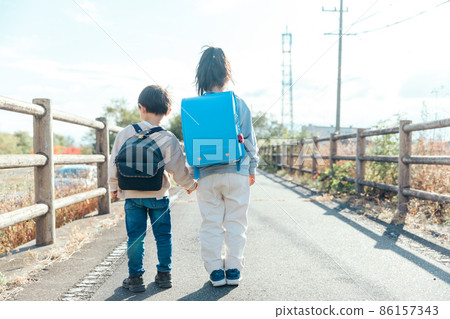 Innocent child holding hands 86157343