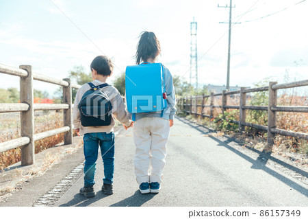 Innocent child holding hands 86157349