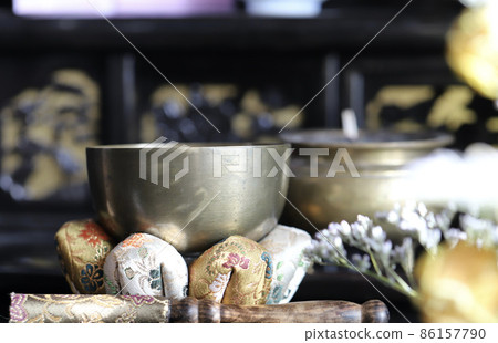 佛壇上放置的黃銅 Orin 佛教祭壇配件 86157790