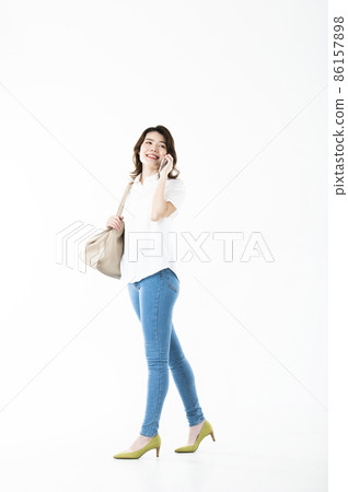 年輕女子在智能手機白色背景上交談 年輕女子在智能手機白色背景上交談 86157898