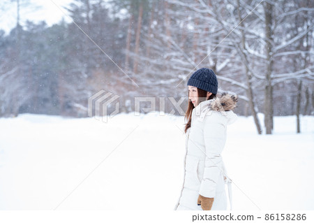 Female in the snow (winter / profile) Female in the snow (winter / profile) 86158286