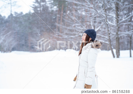Female in the snow (winter / profile) Female in the snow (winter / profile) 86158288
