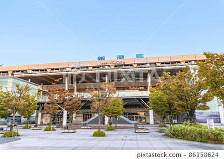 藍天下的新潟縣新潟市JR新潟站南口 藍天下的新潟縣新潟市JR新潟站南口 86158624