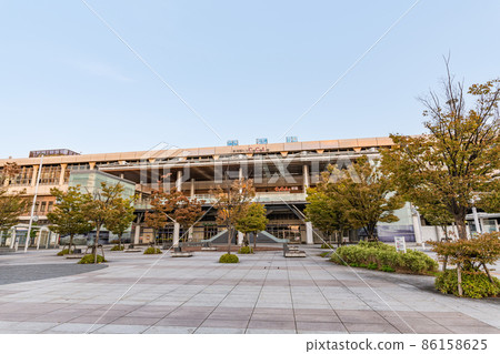 藍天下的新潟縣新潟市JR新潟站南口 藍天下的新潟縣新潟市JR新潟站南口 86158625