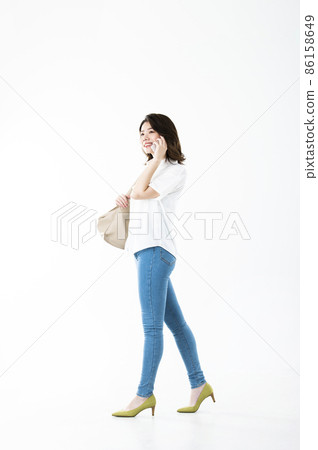 年輕女子在智能手機白色背景上交談 年輕女子在智能手機白色背景上交談 86158649