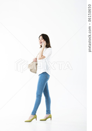 年輕女子在智能手機白色背景上交談 年輕女子在智能手機白色背景上交談 86158650