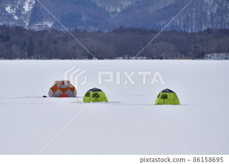 拍攝北海道七飯町東大沼一字排開的魚釣帳篷的景色 86158695
