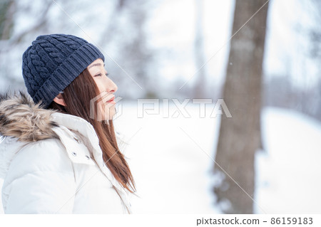 Female in the snow (winter / profile) 86159183