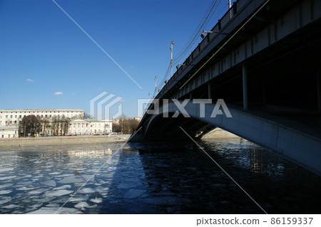 Bolshoy Ustinsky Bridge in Moscow, Russia-- is a steel arch bridge that spans Moskva River near the mouth of Yauza River, connecting the Boulevard Ring with Zamoskvorechye district Bolshoy Ustinsky Bridge in Moscow, Russia-- is a steel arch bridge that spans Moskva River near the mouth of Yauza River, connecting the Boulevard Ring with Zamoskvorechye district 86159337