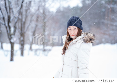 雪地裡的女性(冬天,看著相機) 雪地裡的女性(冬天,看著相機) 86159442