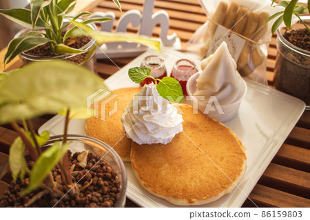 精緻的甜點自製煎餅和冰淇淋 86159803