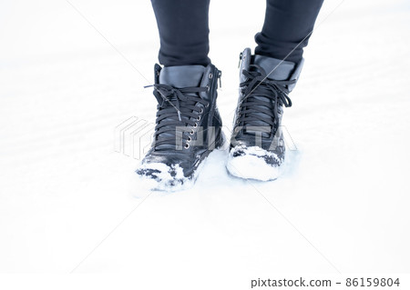 Walking on a snowy road (snow shoes) 86159804