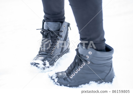 走在雪路上（雪鞋） 86159805