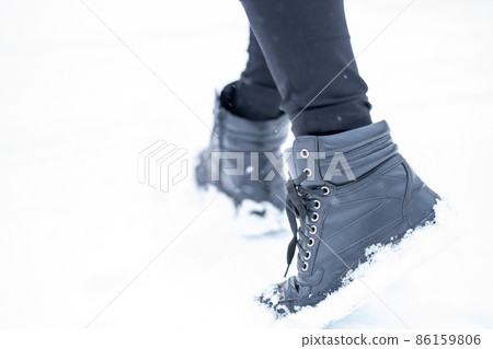 Walking on a snowy road (snow shoes) 86159806