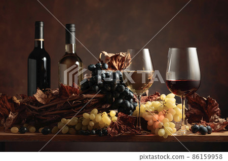 White and red wine with bunches of grapes. 86159958