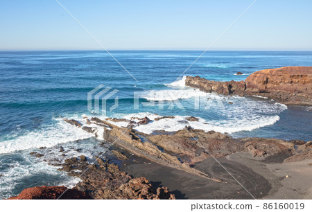 Waves crashing on the coast of Lanzarote 86160019