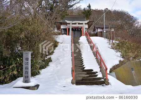 Taking a picture of the snow scene of Tazawa Inari Shrine in Esashi Town, Hokkaido in winter Taking a picture of the snow scene of Tazawa Inari Shrine in Esashi Town, Hokkaido in winter 86160030
