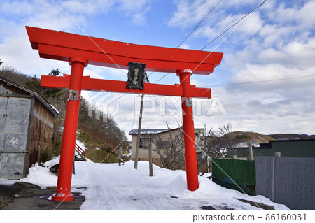 Taking a picture of the snow scene of Tazawa Inari Shrine in Esashi Town, Hokkaido in winter Taking a picture of the snow scene of Tazawa Inari Shrine in Esashi Town, Hokkaido in winter 86160031