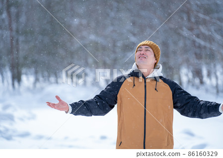 一個人在雪地裡（微笑） 86160329